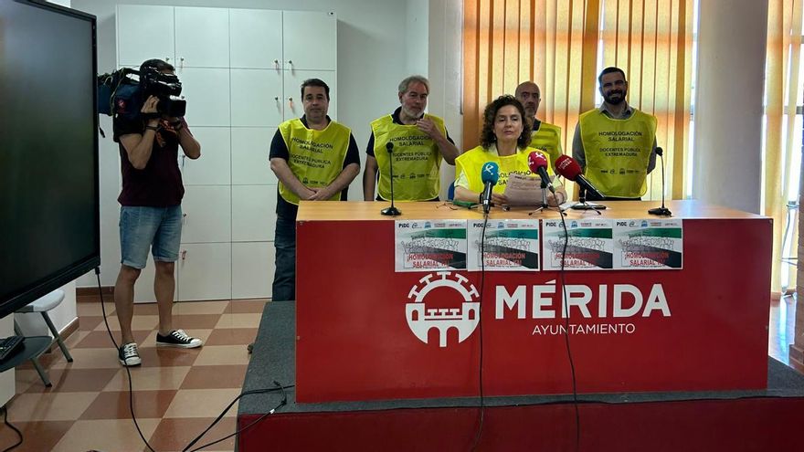 Los representantes de las cinco organizaciones sindicales de la enseñanza pública, esta mañana en rueda de prensa.