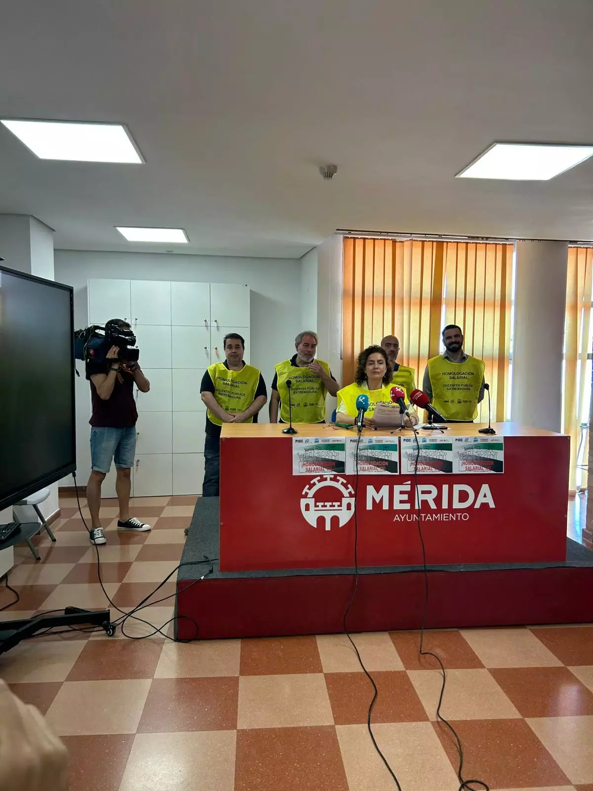Los docentes no abandonan la reivindicación salarial y anuncian una huelga para el inicio del curso