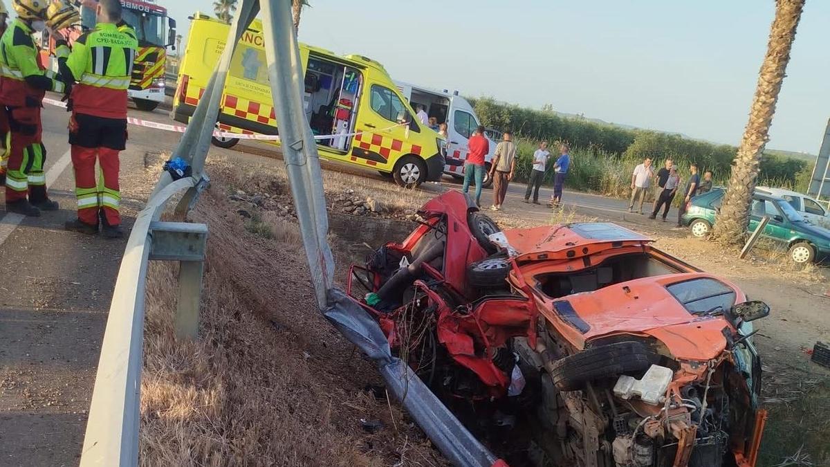 Uno de los vehículos siniestrados en el lugar de los hechos, en el acceso a la localidad de Zurbarán (Badajoz).