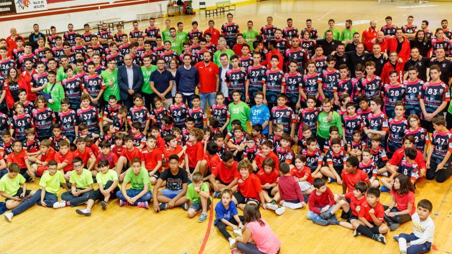 El Balonmano Mislata celebra su presentación y gana al Sporting de Alicante