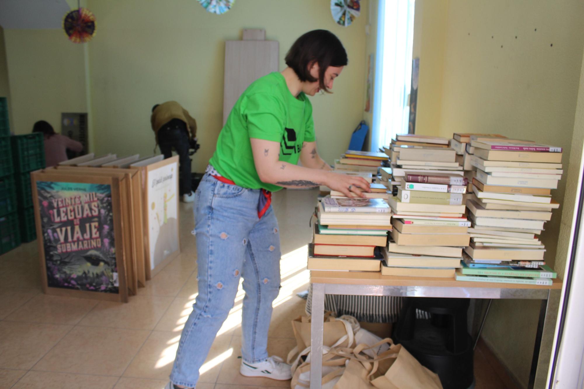 Cadena humana en Orpesa para trasladar libros a la nueva biblioteca