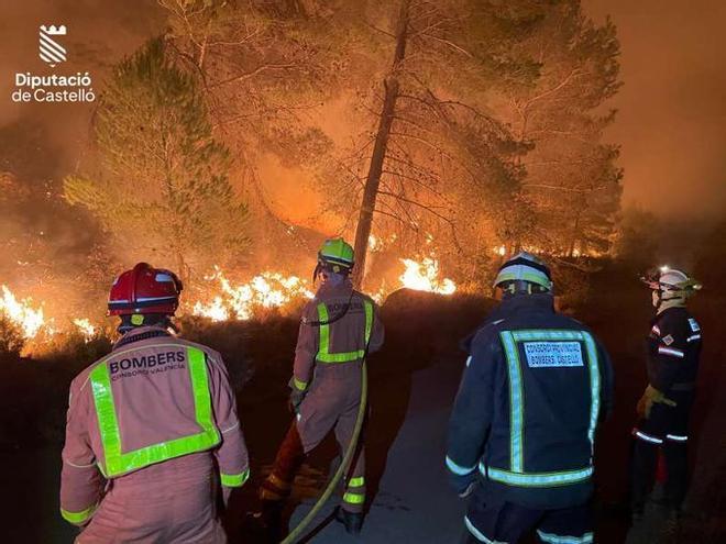 Les fotografies del virulent incendi forestal a Villanueva de Viver