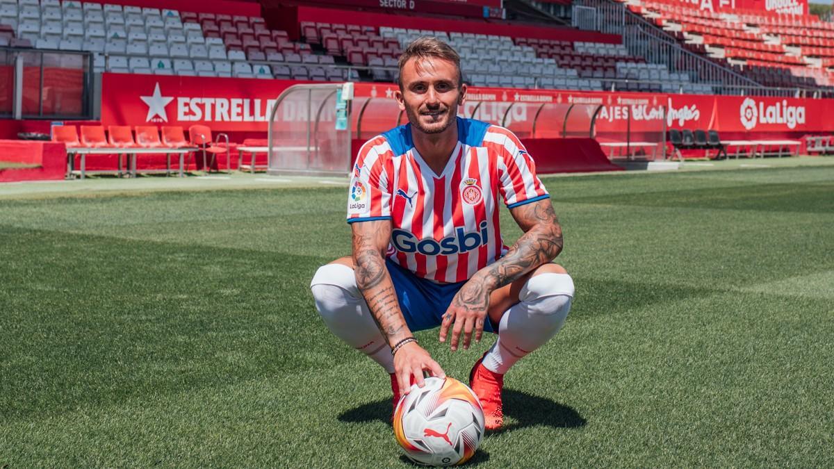 Aleix Garcia posa feliz en Montilivi