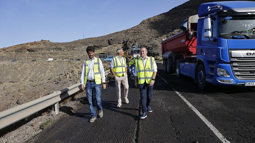 El Cabildo invierte 1,2 millones en renovar el asfalto de la carretera entre La Aldea y Mogán