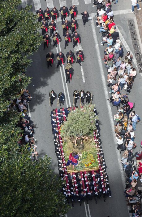 Las calles de Alicante se llenan de fieles en las procesiones del Domingo de Ramos