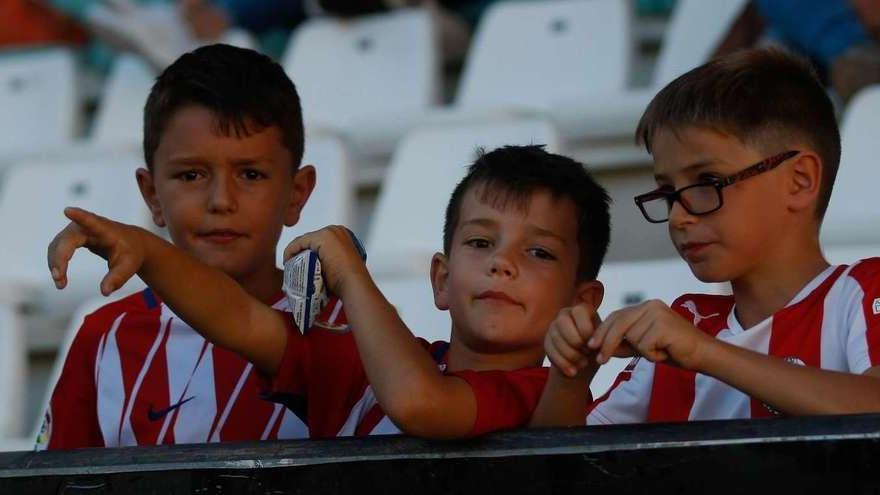 Tres jóvenes aficionados zamoranos en el partido frente al Salmantino.