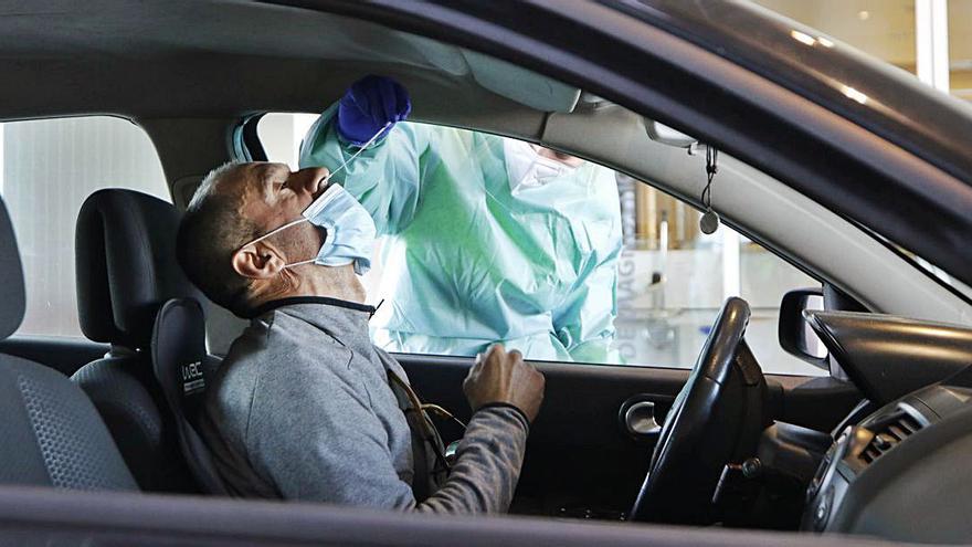 Asintomáticos de Lavadores se hacen la PCR en el COVID-Auto del Meixoeiro, el segundo cribado por barrios planteado por el Sergas en la ciudad.    | // ALBA VILLAR