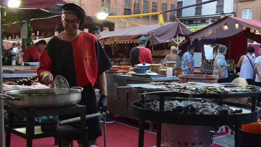 La parrilla de carne y pescado es uno de los atractivos del mercado.