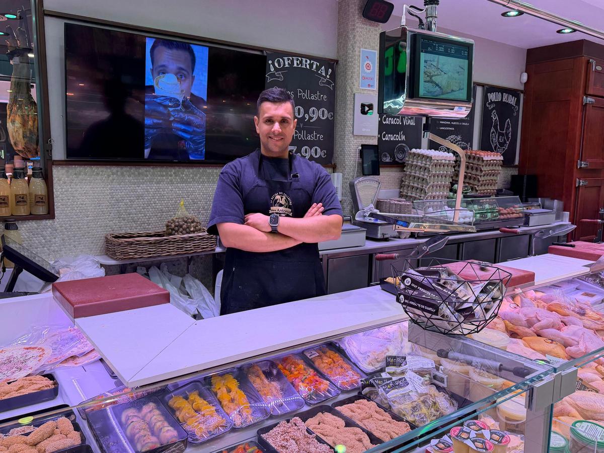 El 'influencer' Ismael Salamanca, conocido como Ismael Cocinillas, en su parada La Botiga del Pollastre de Mercagavà