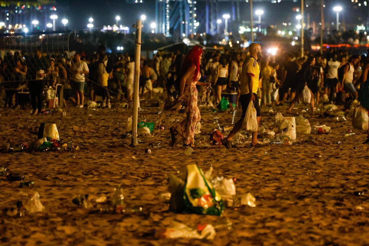 Dispositivo de limpieza en las playas valencianas tras la noche de San Juan Dispositivo de limpieza en las playas valencianas tras la noche de San Juan
