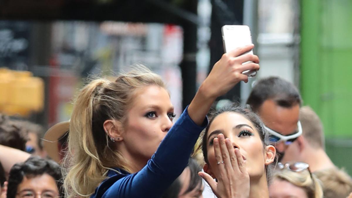 Stella Maxwell y Lily Aldridge, pura elegancia más allá del negro