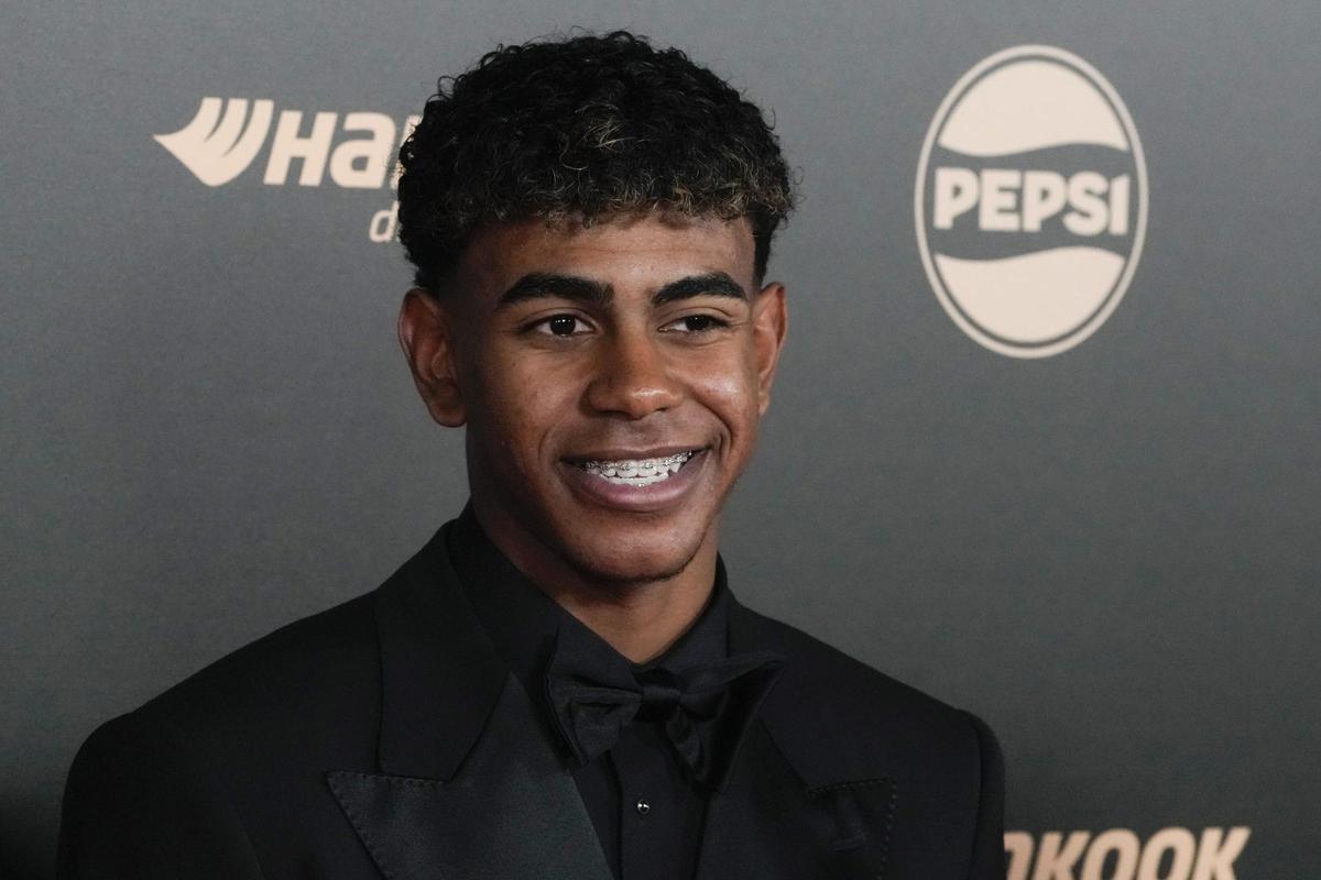 Lamine Yamal llega a la 68 edición de la Gala Balón de Oro en el Theatre du Chatelet en Paris. Lamine Yamal llega a la 68 edición de la Gala Balón de Oro en el Theatre du Chatelet en Paris.