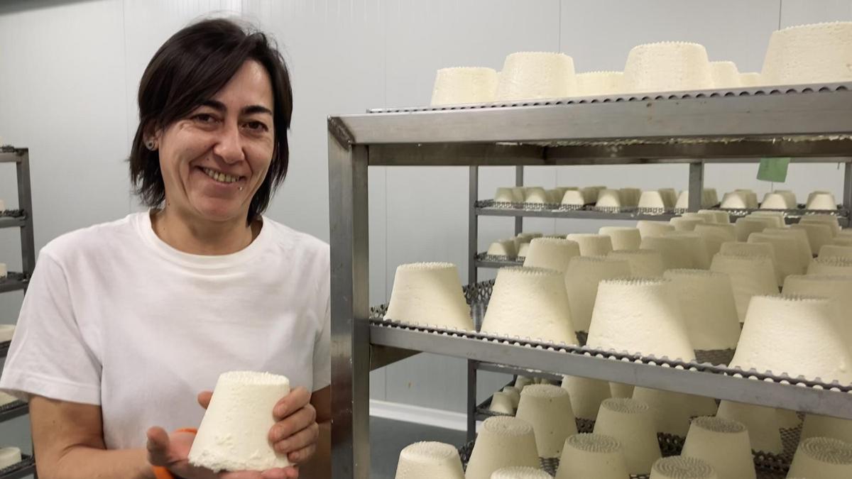 Así es la quesería artesanal de Agrovaldés en La Espina, donde "todo se hace a mano"