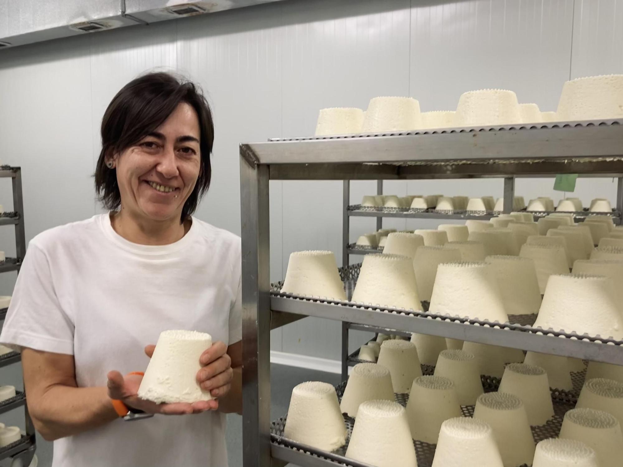 Cristina González, encargada de la quesería de Agrovaldés