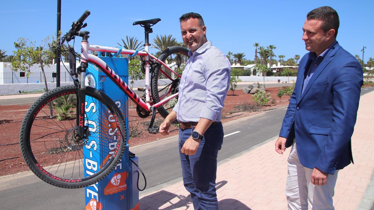 Punto de asistencia de bicicletas ubicado en Playa Blanca (Yaiza).