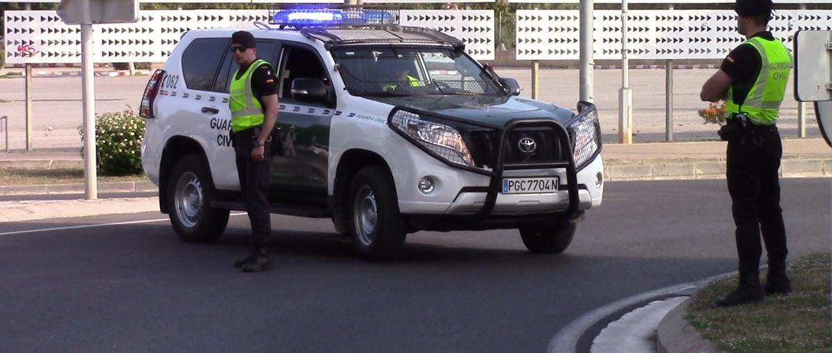 Dos agentes de la Guardia Civil realizan un control de seguridad en carretera
