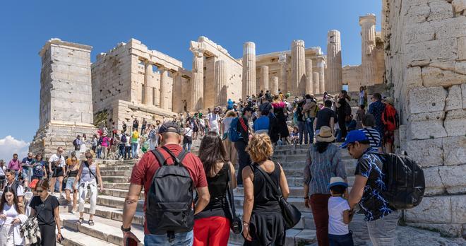 Todos los monumentos de Atenas están saturados de turismo