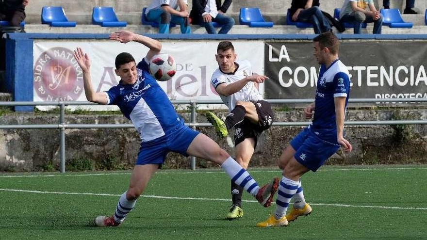 El caudalista Jandrín trata de disparar a portería ante Borja Rodríguez y Naredo.