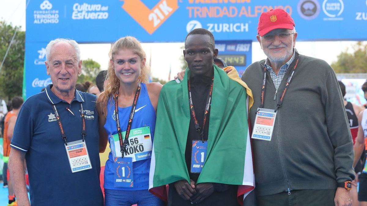 Paco Borao, Konstanze Klosterhalfen, Kibiwot Kandie y Juan Roig, tras la línea de meta