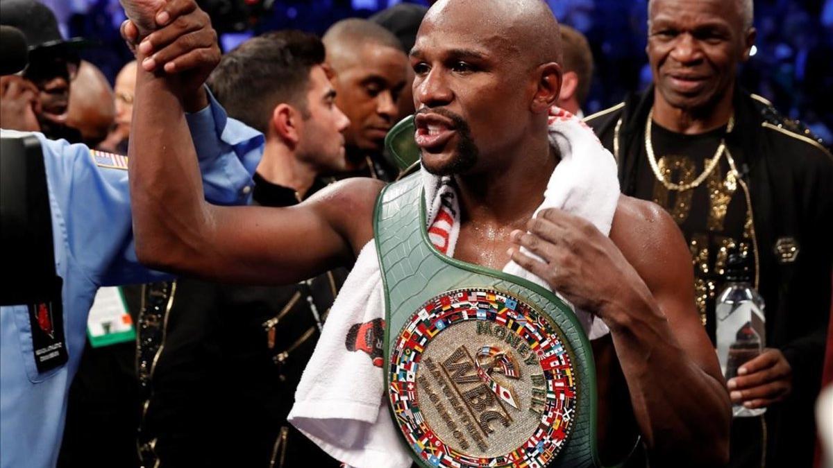 Floyd Mayweather Jr  celebrates with the belt after winning the fight against Conor McGregor