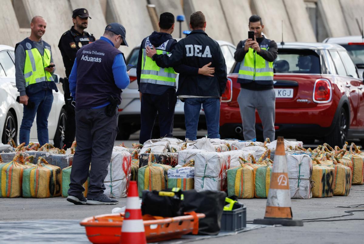 Agentes de la Policía Nacional, Aduanas y la DEA estadounidense, fotografiándose con el alijo en Las Palmas