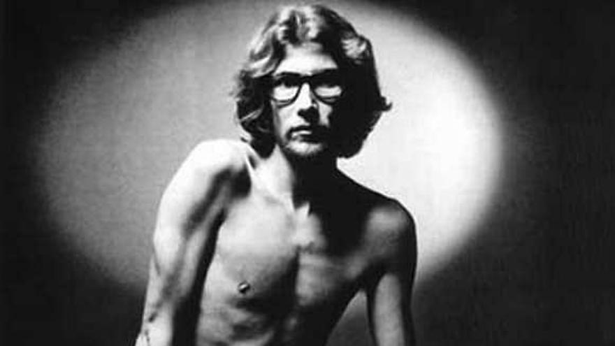 Saint Laurent posa desnudo para un cartel publicitario. / jeanloup sieff