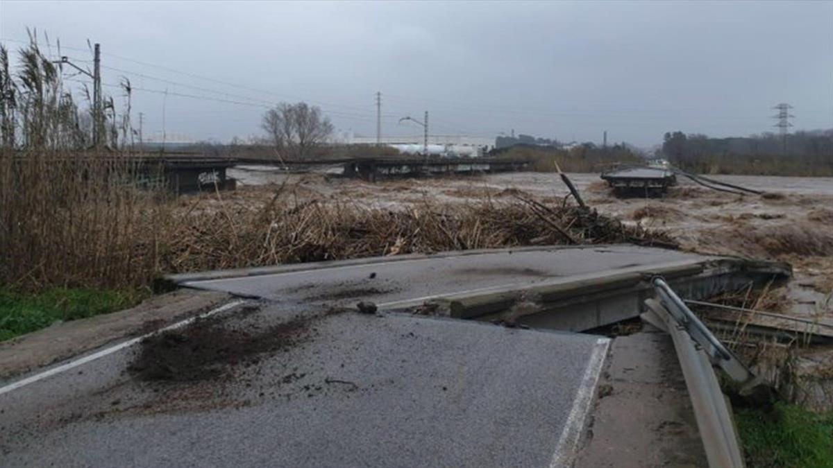 Carretera destrozada por el desbordamiento del río Tordera.