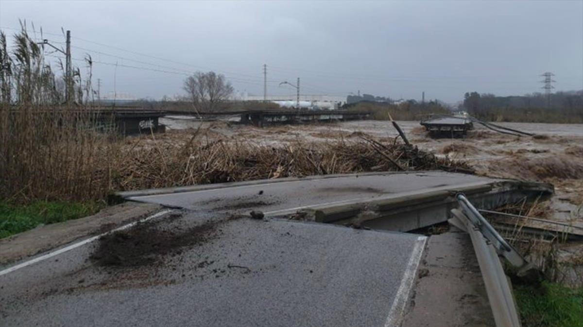 zentauroepp51870590 carretera destrozada por el desbordamiento del r o tordera  200122104052