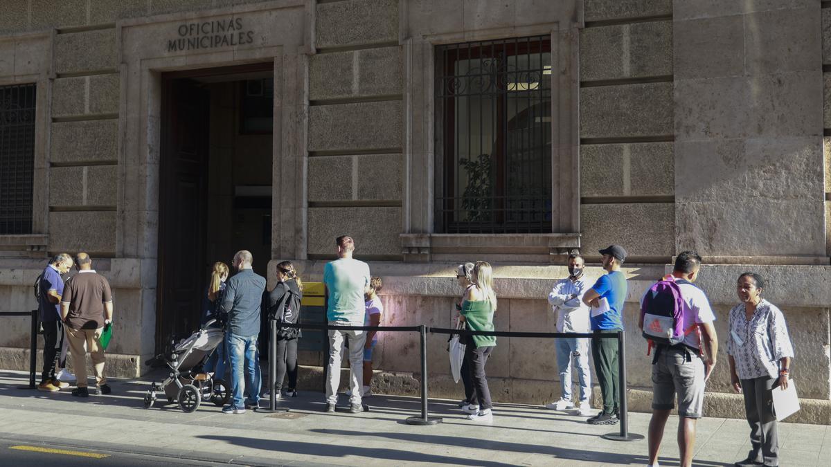 Colas en una de las oficinas municipales