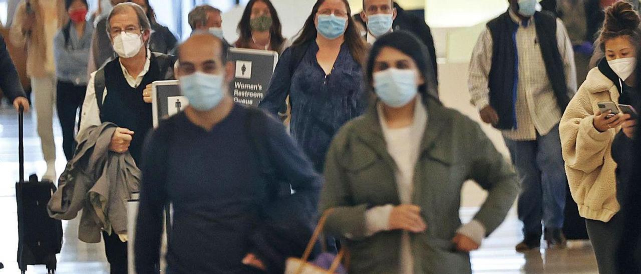 Pasajeros en el aeropuerto de San Francisco (EE UU), ayer