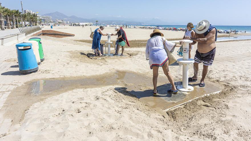 El mantenimiento de 890 lavapiés de las playas de la provincia está sin contrato