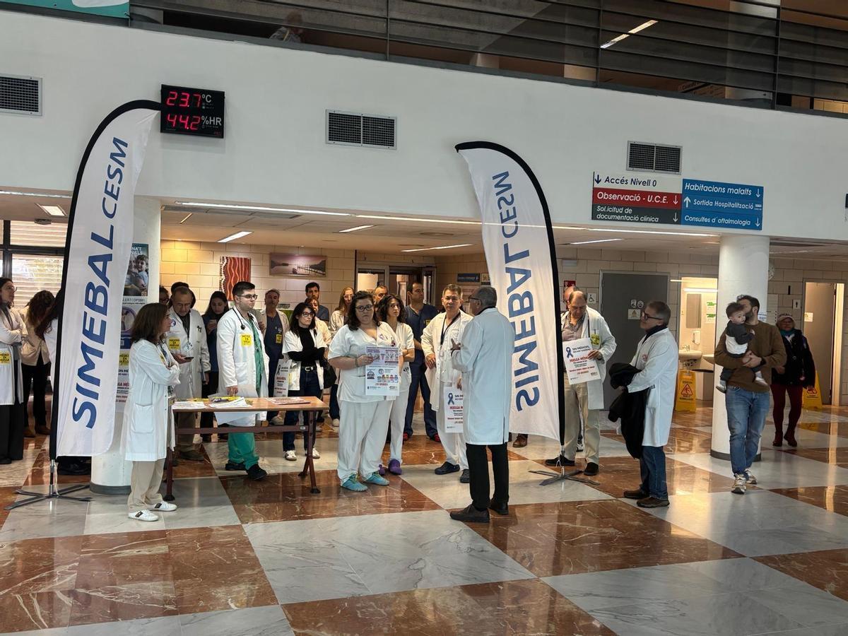 FOTO | Concentraciones de médicos en las puertas de los hospitales de Baleares contra el estatuto marco. FOTO | Concentraciones de médicos en las puertas de los hospitales de Baleares contra el estatuto marco.