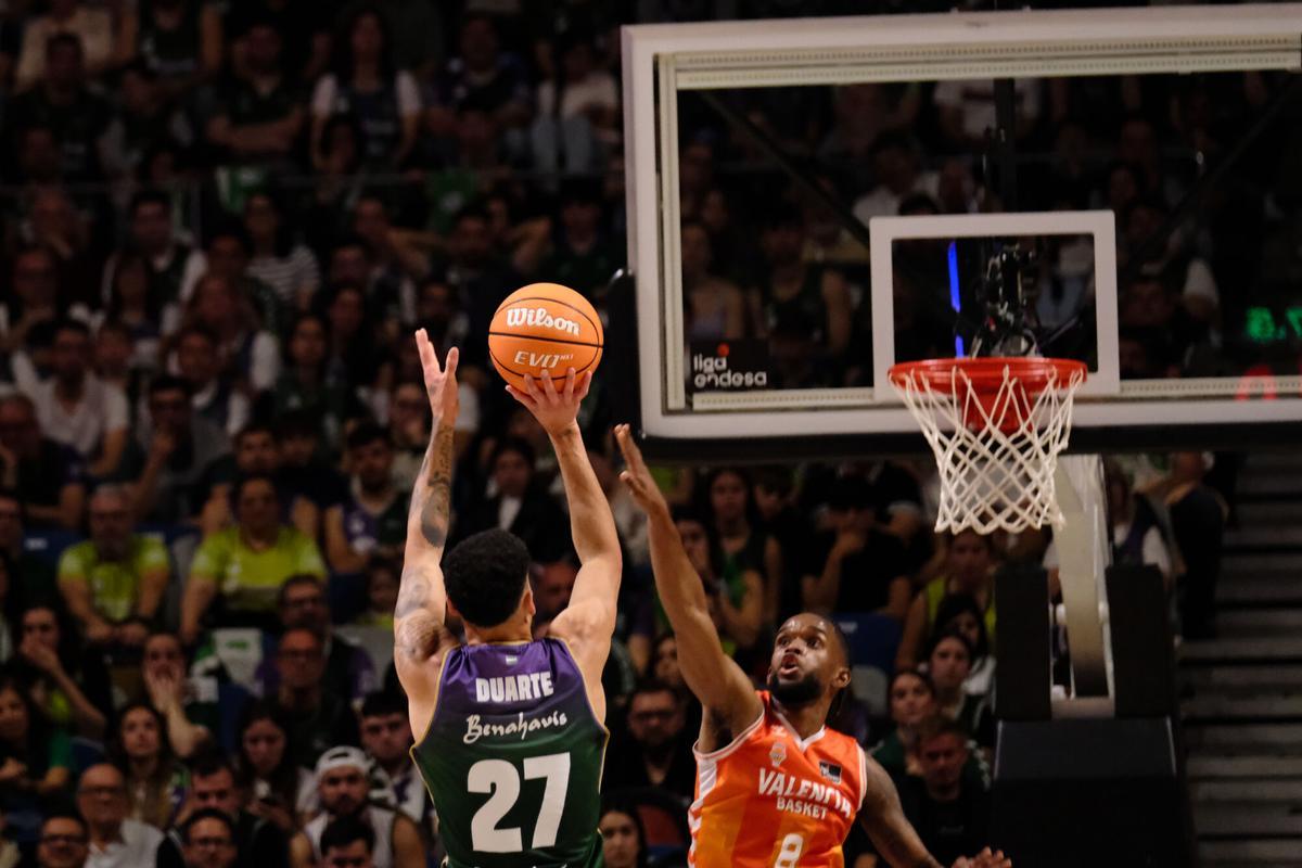 Imagen del partido entre el Unicaja Baloncesto - Valencia Basket, disputado este domingo 12 de abril en el Palacio de los Deportes José María Martín Carpena. Imagen del partido entre el Unicaja Baloncesto - Valencia Basket, disputado este domingo 12 de abril en el Palacio de los Deportes José María Martín Carpena.