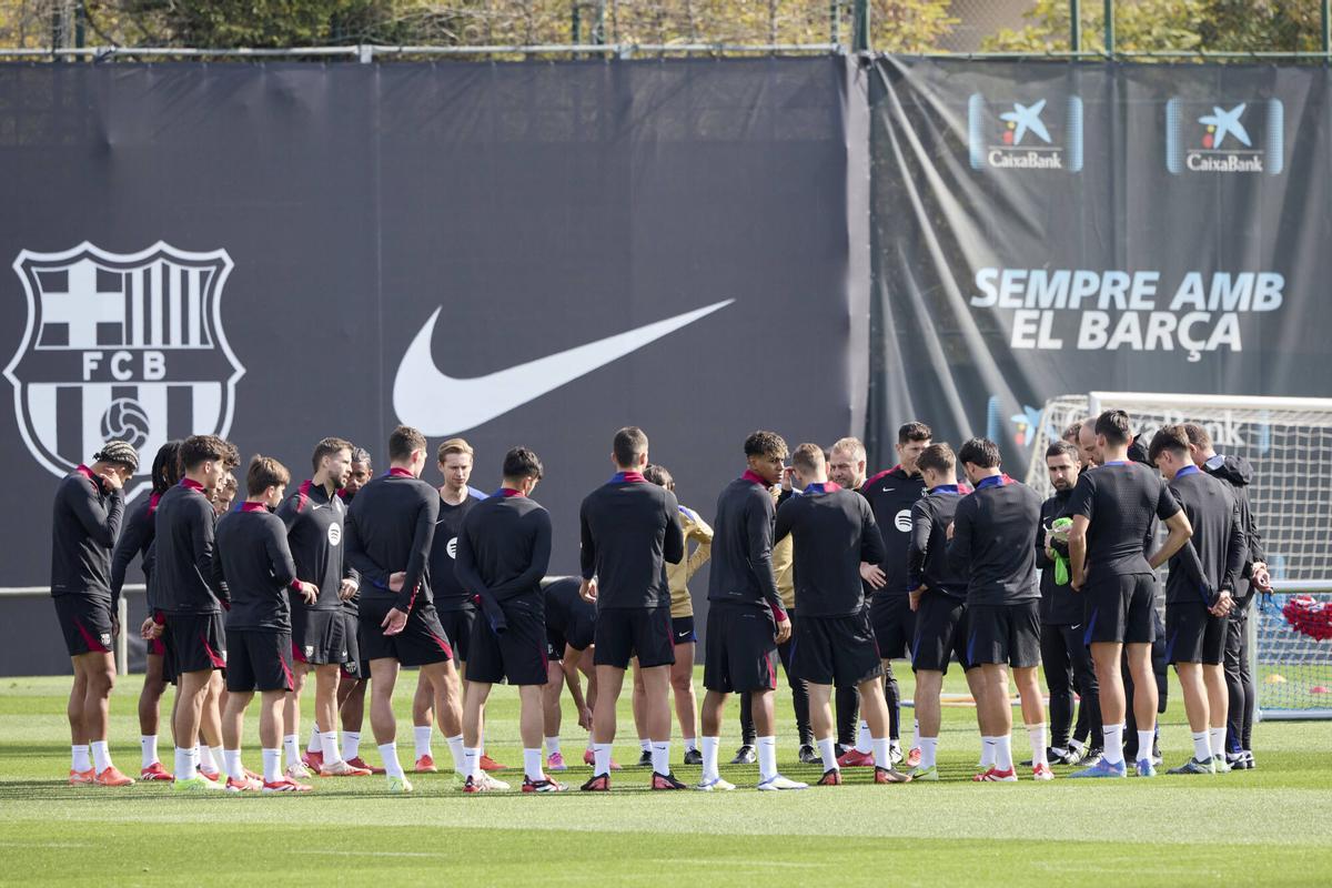 Flick reúne a toda la plantilla antes de empezar el entrenamiento.