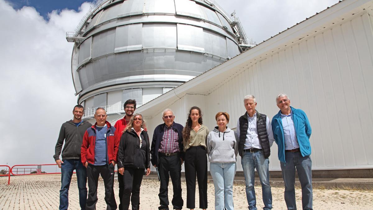 El equipo de la ULL y la rectora, junto a representantes del GTC y del IAC en el Roque de los Muchachos