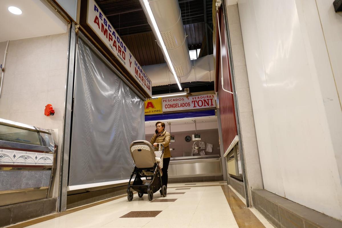 Pescaderías cerradas en el mercado de l'Algirós, en una imagen de archivo.