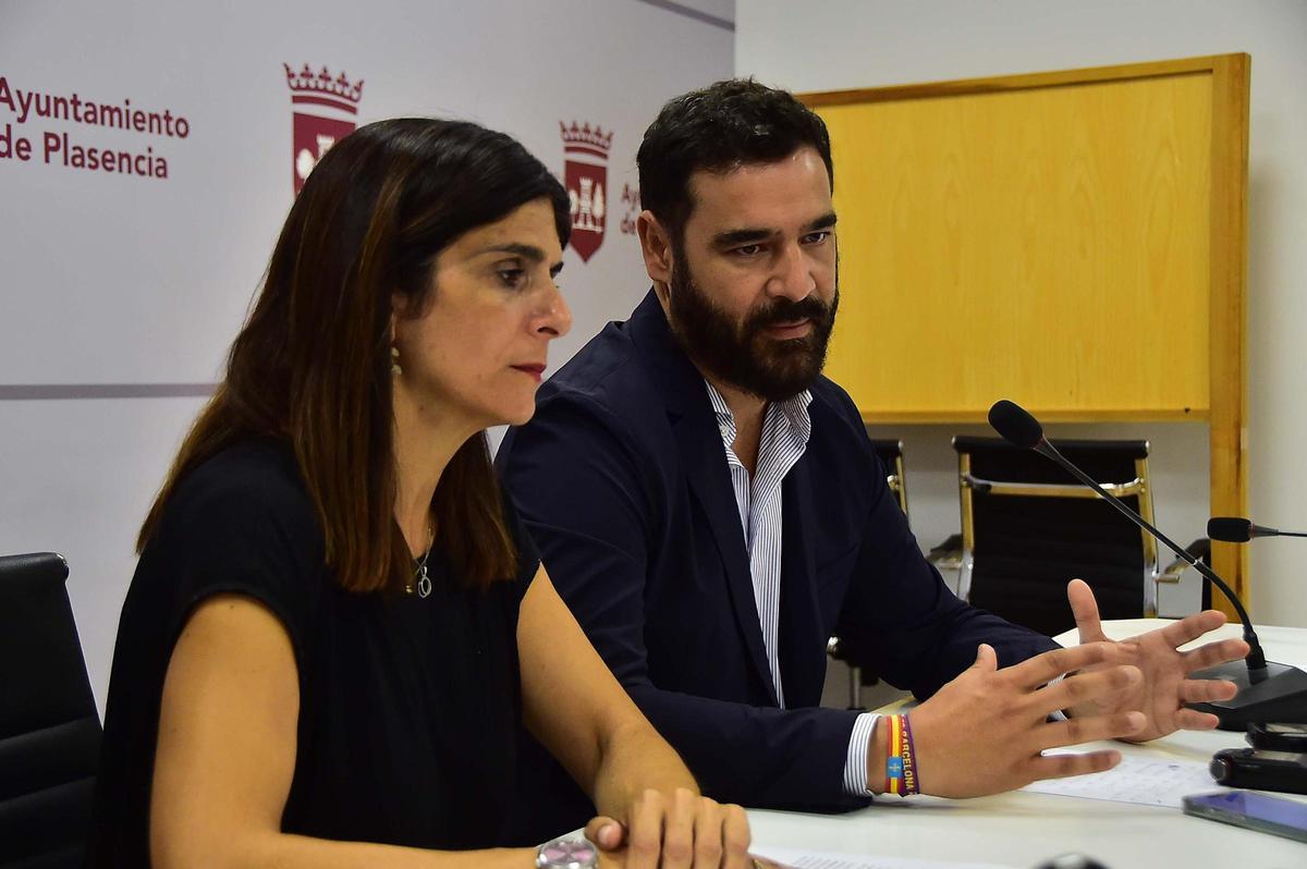 Dóniga y Martín, anunciando la nueva planta fotovoltaica en Plasencia.