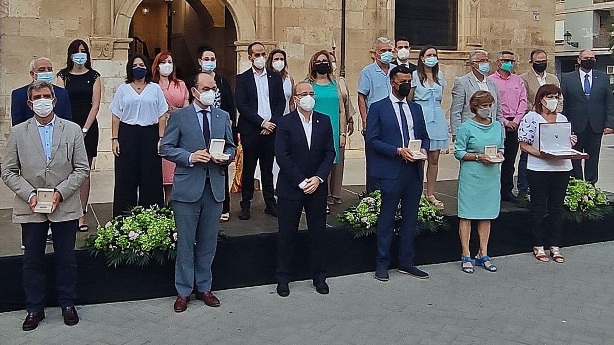 Los homenajeados posan con las insignias de oro junto a la corporación municipal. | LEVANTE-EMV