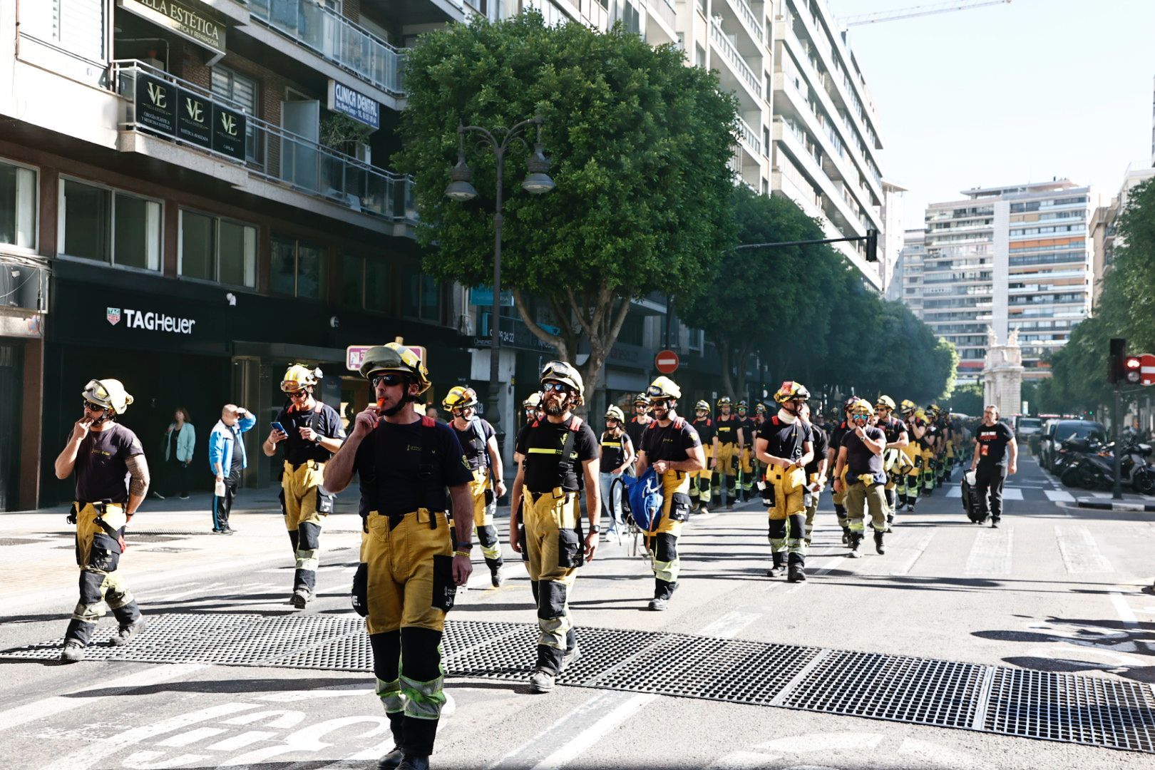 Manifestación en València de los bomberos forestales