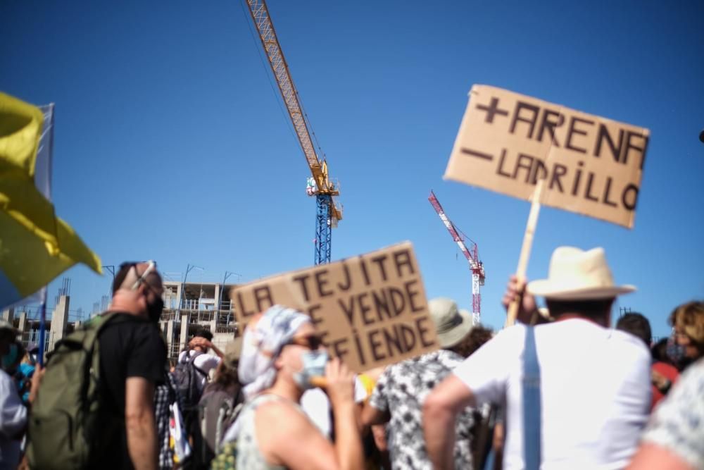 Manifestación en contra del Hotel de La Tejita