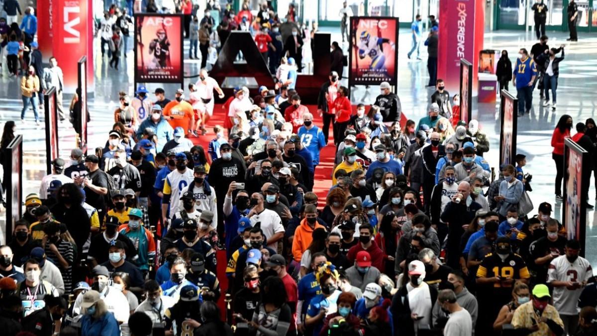 Aficionados se abren paso durante la Super Bowl Experience en el Centro de Convenciones de Los Ángeles