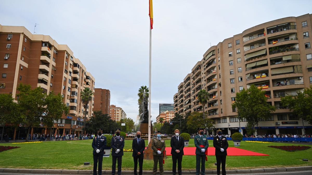 Las autoridades y mandos presentes en el acto.