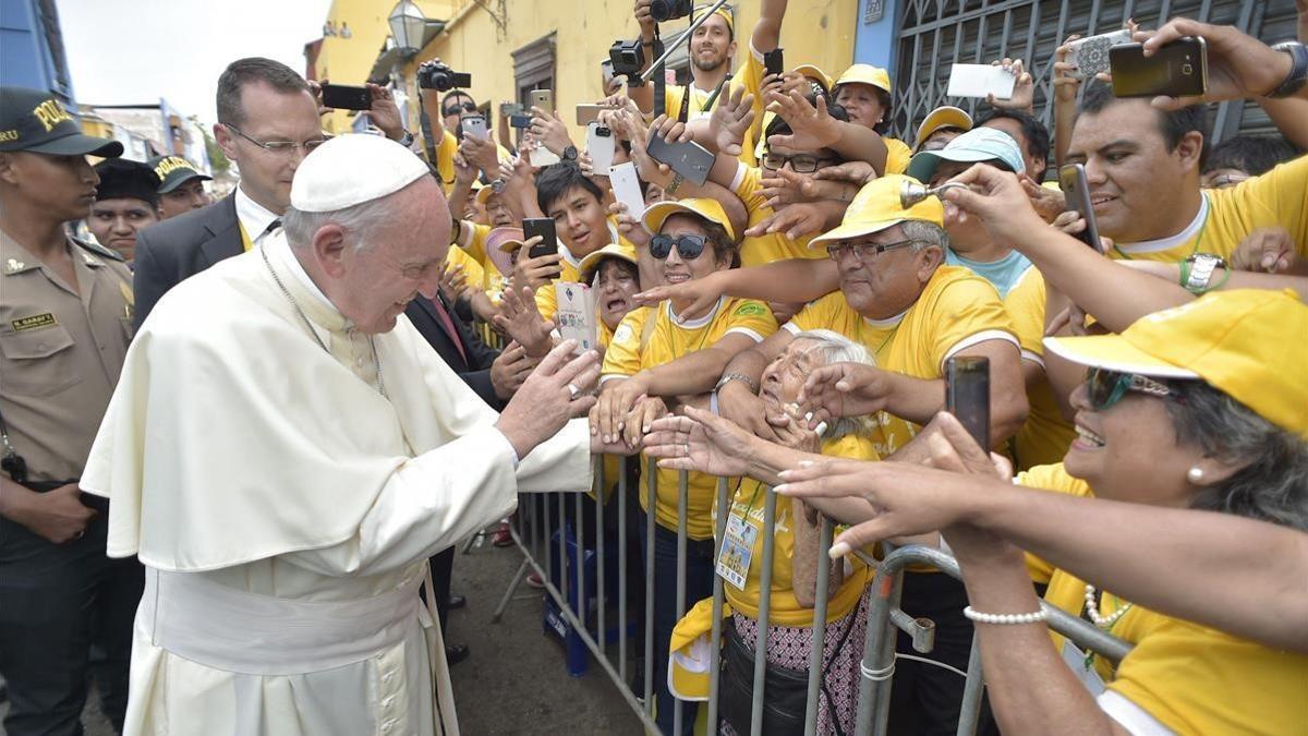 El Papa saluda a la multitud que le esperaba en Trujillo (Perú), el 20 de enero.