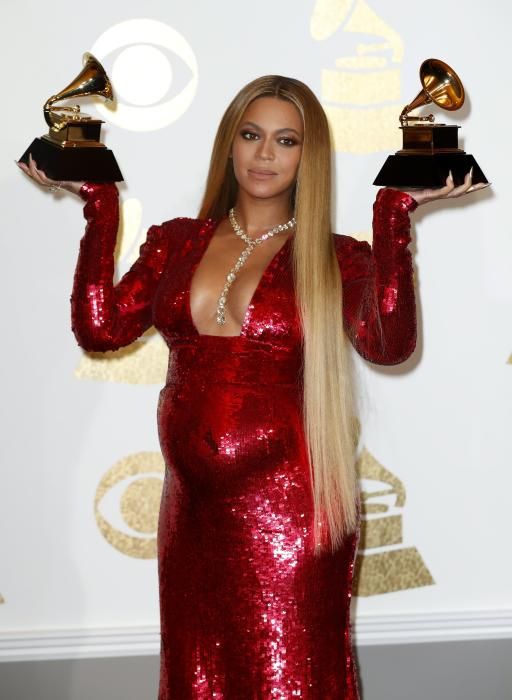 Beyoncé posa con los premios, uno al mejor álbum urbano contemporáneo ('Lemonade') y otro por el mejor videoclip musical, 'Formation'.