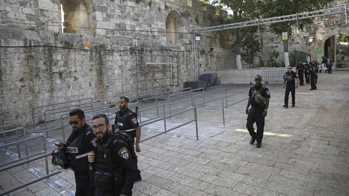 Policías israelís patrullas en Jerusalén.