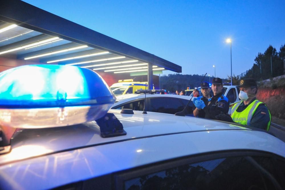 Un aplauso sanitario en el que no faltaron las sirenas ni las luces azules de los coches oficiales para apoyar al personal sanitario del hospital comarcal. // Iñaki Abella