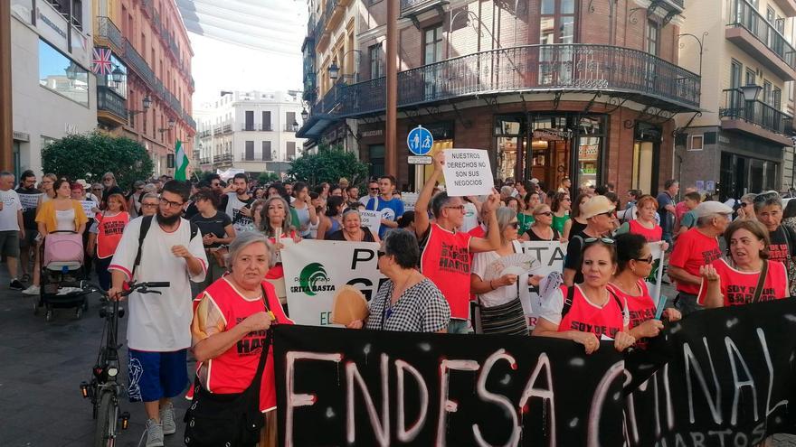 Manifestantes recorren las calles del centro de Sevilla convocados por la plataforma Barrios Hartos en protesta contra los cortes de luz y la subida del agua.