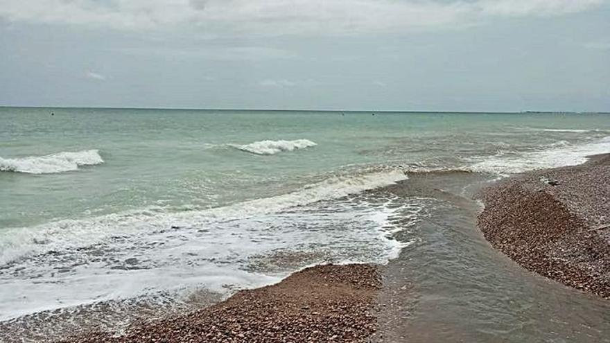 Las quejas no frenan el vertido de agua turbia de la gola a la playa de Sagunt | E.A. 