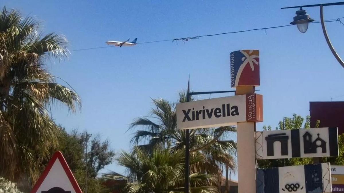 Un avión pasa por la población de Xirivella.
