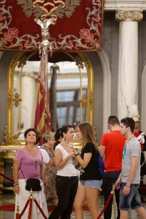 Visita a la Real Senyera en el Ayuntamiento